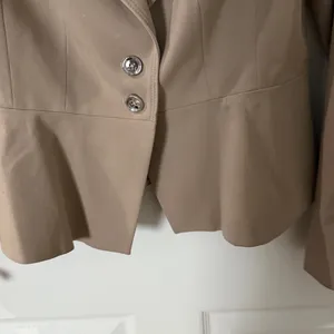 White House Black Market Beige Blazer size 8 ruffle peplum detail thumbnail 4