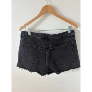 Abercrombie & Fitch The Mom Short High Rise Washed Black Denim Raw Hem 31 12 thumbnail 3