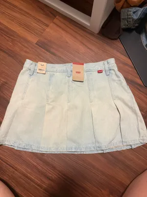 Levi’s Pleated Mini Skirt thumbnail 2