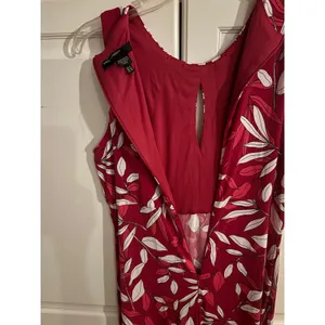 Maggy London Red White Leaf Print Sleeveless Maxi Dress Pleated Keyhole Size 6 thumbnail 7
