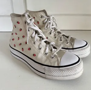 Chuck Taylor Converse‎ Strawberry print sneakers size US8 thumbnail 1