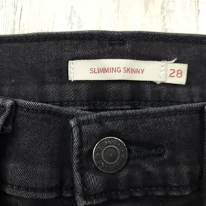 Levi’s Slimming Skinny Jeans Women’s Size 28 Black Stretch Denim Mid Rise thumbnail 8