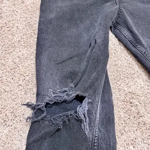 Abercrombie Curve Love 90s Straight Ultra High Rise 29/8 Ripped Black Jeans thumbnail 4