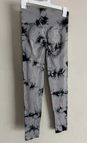 Tie dye scrunch butt leggings size M thumbnail 2