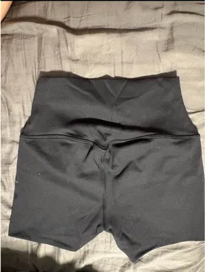 Alo shorts  thumbnail 3