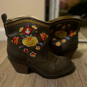Floral mini cowboy boots Size 6 thumbnail 1