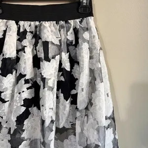 Windsor small‎ black and white skirt thumbnail 2