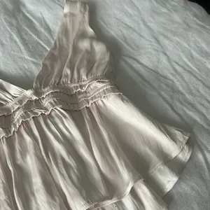 NWT Storia Champagne Plunge Neck Silky Top‎ thumbnail 5