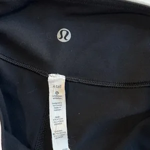 Lululemon‎ Reverse Groove Short - Size 4 Tall. thumbnail 4