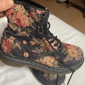 Dr.Martens 11821 Retired Vintage Victorian Rose Floral Combat Boots Retired W7 thumbnail 1