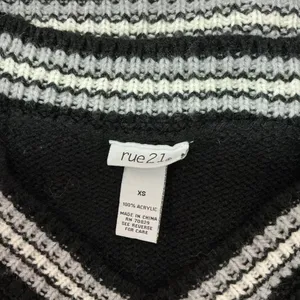 Rue21 Black Cropped Knit Sweater Vest Top White‎ Trim XS thumbnail 2