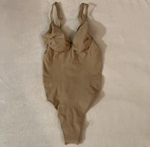SKIMS Low Back Sculpting Bodysuit M thumbnail 3