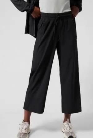 Athleta Avenue Wide Leg Crop Pant Size 14 Black thumbnail 1