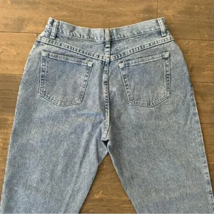 Vintage 90’s Hi-Waist Light Wash Mom Jeans thumbnail 8