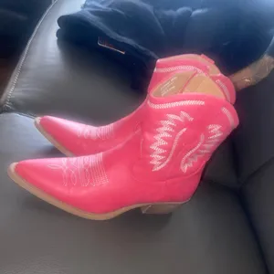 Red Cowboy Boots Size 9 thumbnail 4