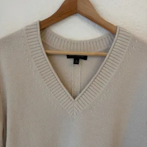 Banana Republic V-Neck Cricket Sweater Women M Oatmeal Tennis Preppy Lightweight thumbnail 2
