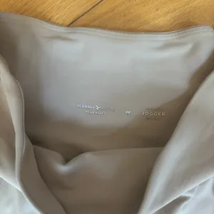 Old Navy Women's Light Gray Cargo Joggers thumbnail 8