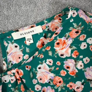 Pleione Green Floral Tiered Flutter Sleeve Blouse Women's Medium Round Neck thumbnail 3