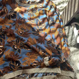 Le Lis‎ medium floral top thumbnail 2