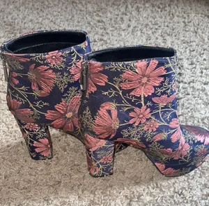 NWOT  Ankle Boots Size 9 thumbnail 1