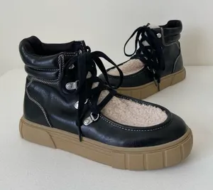 Universal Threads NWOT women’s black cream Kimber Sherpa tongue boots size 6.5‎ thumbnail 1