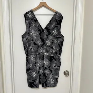 LOFT |‎ NWT Women's Black White Floral V-Neck Sleeveless Romper, Size XL thumbnail 2