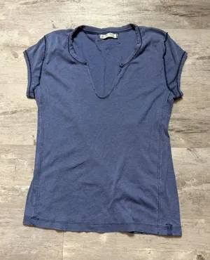 We The Free Women's Medium Blue T-Shirt V-Neck Short Sleeves Fitted A4-0021 thumbnail 1