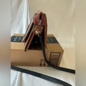 Vintage Dooney & Bourke Black & Brown Fold Over Leather Crossbody Shoulder Bag thumbnail 5