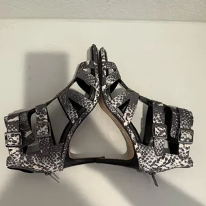Vince Camuto Frenton Starlight Snake Print Cage Sandals Pewter Gray White 9 thumbnail 6