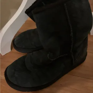 UGG Black Short Classic  Boots Size 6W thumbnail 5