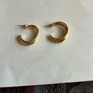 3/$20 Gold Tone Twisted Triple Circular Hoop Stud Earrings 1” Pierced thumbnail 2