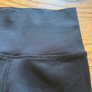 Athleta Aurora Seamless 7” Shorts Black thumbnail 3