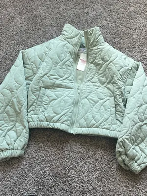 Le Lis Quilted Cropped Puffer Jacket in Mint Green thumbnail 2