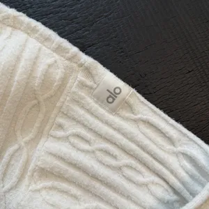 Alo Yoga Cable Knit Winter Bliss Hoodie Ivory Size Small Crop Cropped Sweater thumbnail 2