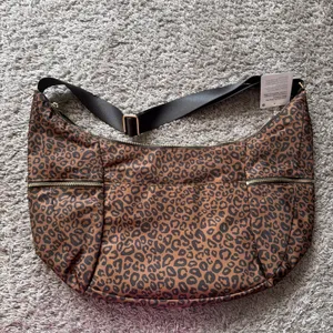 Lululemon leepoard slouchy sling bag  thumbnail 5