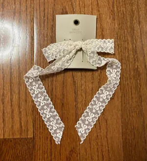 Urban Outfitters NWT coquette Medium Lace Hair Bow Barrette thumbnail 3