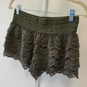 2010s American Rag Olive Green Crochet Lace Shorts Smocked Waist Boho Tiered Med thumbnail 3