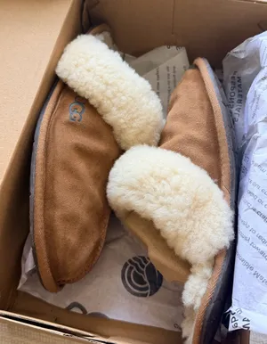 UGG Slippers Size 9 thumbnail 1