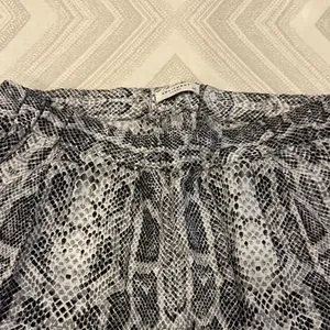 Equipment Women’s Silk Snakeskin Black & White Print Loose Fit Pants Size Small thumbnail 3
