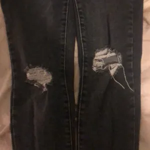 BLACK DISTRESSED LEVI JEANS thumbnail 5
