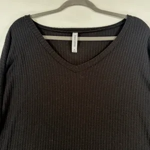 Zenana Outfitters Black Waffle Knit V-Neck High-Low Top XL Minimalist thumbnail 9