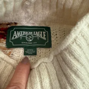 American‎ Eagle Patchwork Fair Isle Snowflake Mock Neck Sweater Medium Cream Red thumbnail 2
