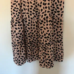 Amazon Women’s Small Tan Black Spotted Animal Print Midi Tiered Dress thumbnail 3