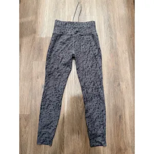 Vuori Womens High Rise Drawstring Performance Leggings Charcoal Splatter Camo‎ thumbnail 3