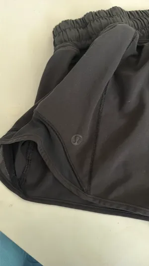 Lululemon Shorts Hotty Hot 2.5" Black thumbnail 3