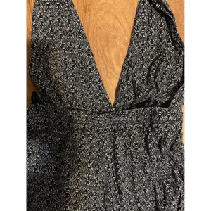 Lulus Black‎ White Geometric Print Halter Jumpsuit Open Back Tie Ankle Small thumbnail 2