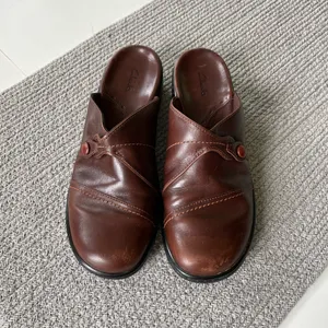Clark’s Dark Brown Leather Low Heel Mules Clogs Size 9M thumbnail 6