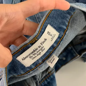 Abercrombie 28/6 Short 90s Straight High Rise Jeans Medium Wash Curve thumbnail 5