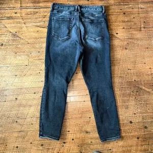Good American distressed black157 luxe wedgie jeans thumbnail 6