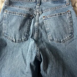 Abercrombie Curve Love Ultra High Rise 90s Straight Jean thumbnail 3